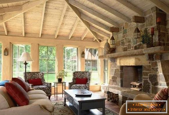 Интериорът на залата с камина в частна къща - дизайн от дърво и камък