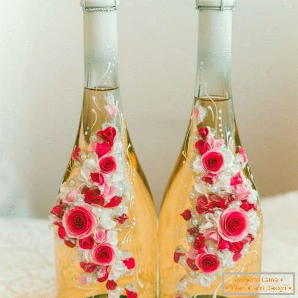 Как да украси бутилка шампанско за сватба с цветя