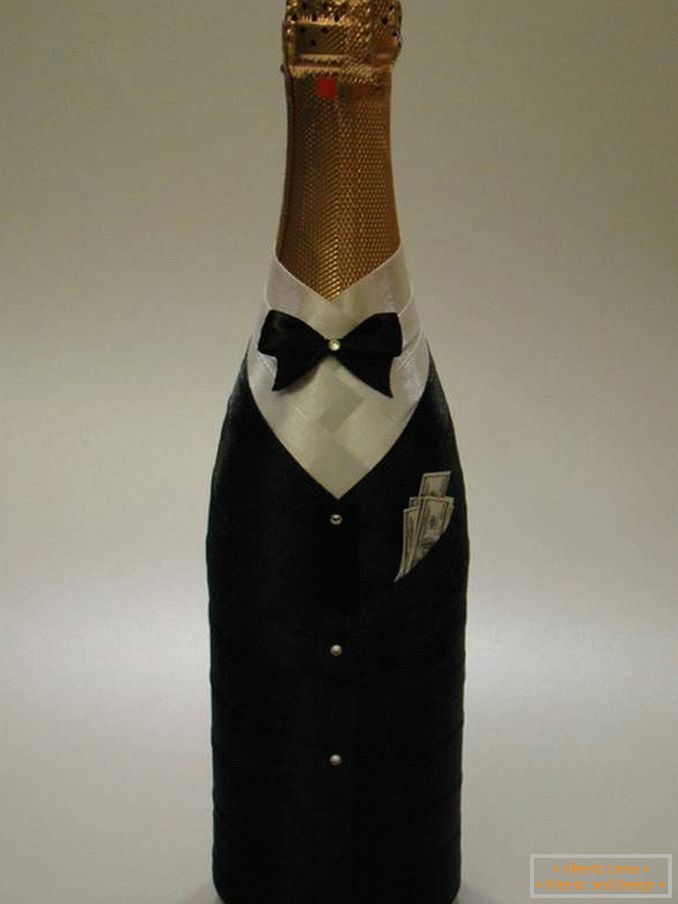 Как да украсим красиво бутилка с панделки за сватба - костюм на младоженеца
