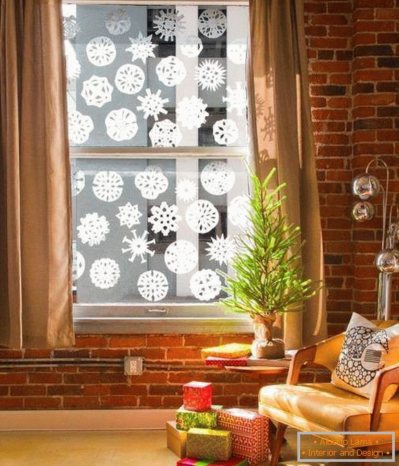 Нарежете и лепете снежинките на прозорците за Нова година