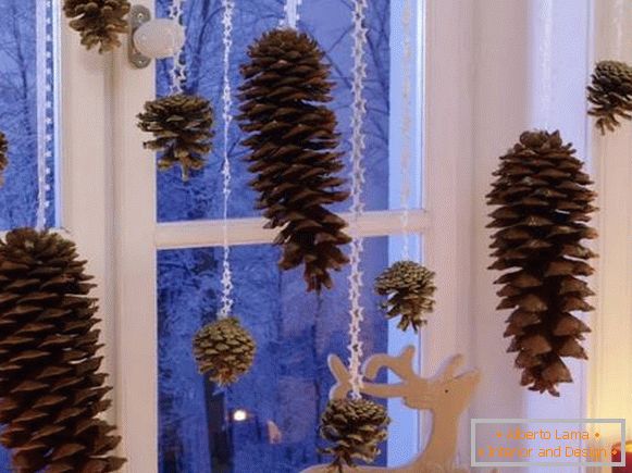 Коледна украса на прозорци в интериора - снимка с естествени материали