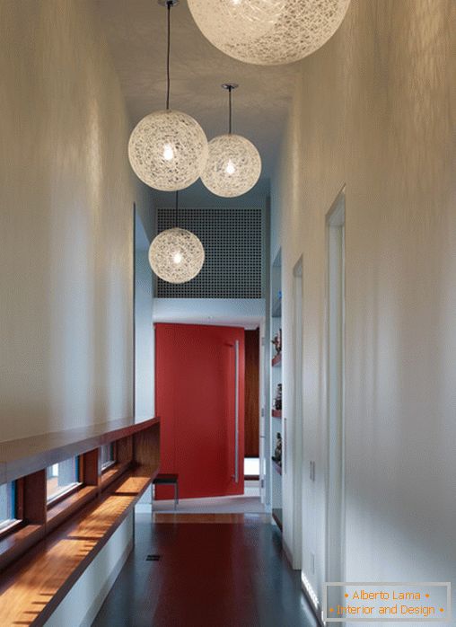 Необичайни сферични лампи в коридора