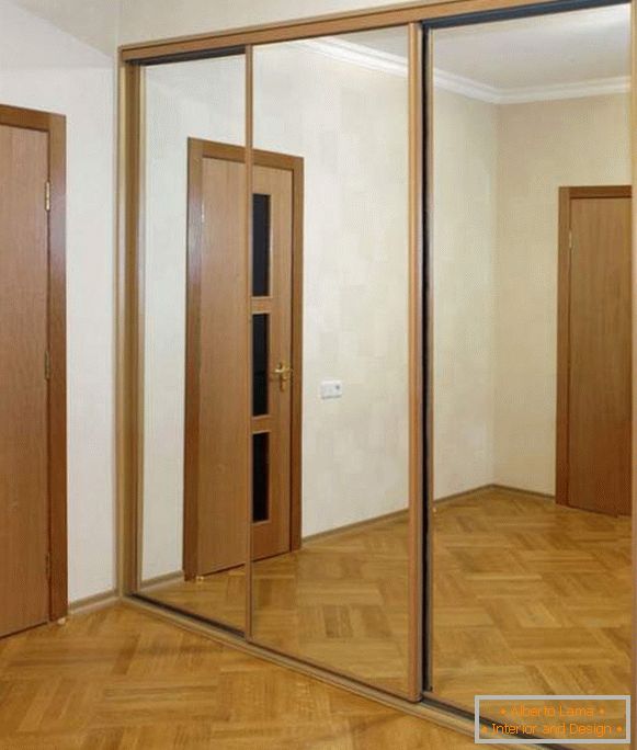 Огледални врати за вградено гардеробно отделение