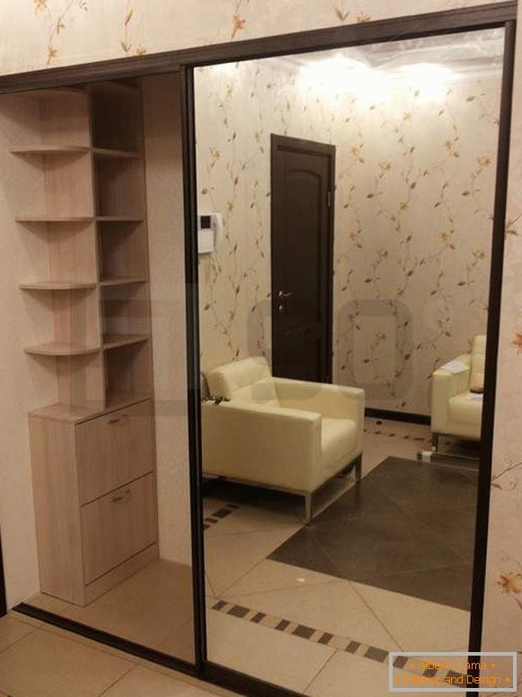 Вградено гардеробно помещение с огледални врати във вътрешността на коридора
