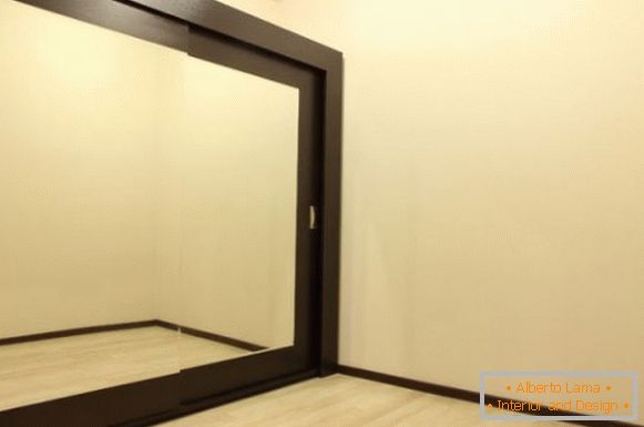 Вграден гардероб с огледални врати и дървена облицовка