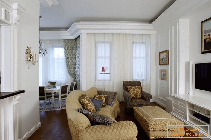 За проектиране на стаята за гости използват светли цветове. Обзавеждането бежово е хармонично съчетано с бяла декорация на стените.