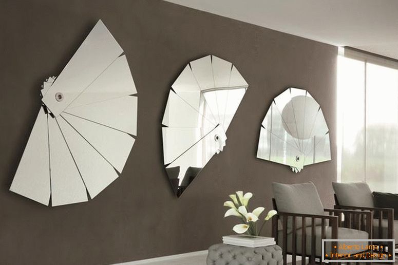 Огледала на стените в хола