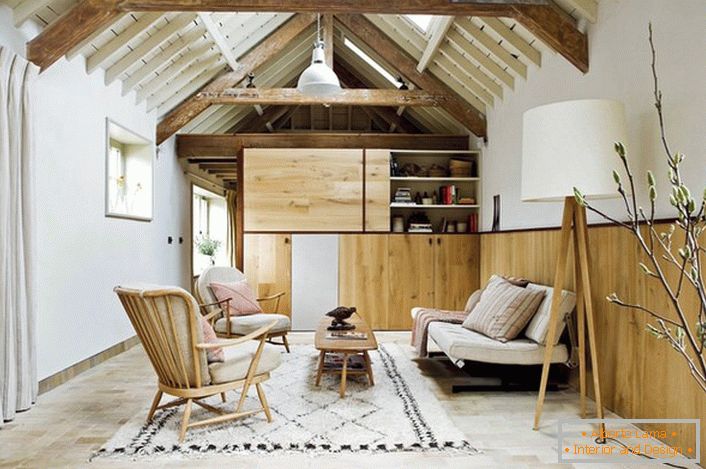Наличието на скандинавски стил се доказва от използването на преобладаващо естествени материали за интериорен дизайн. Дървените мебели, естествените тапицерски тъкани, малките килими заедно представляват неразделна картина на интериора в скандинавски стил.