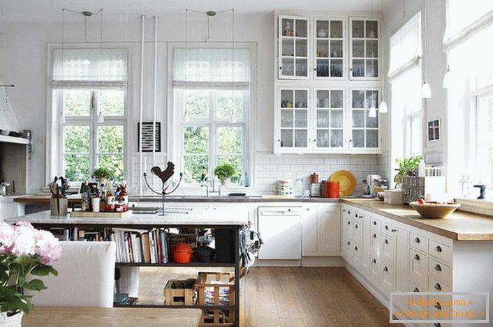 Просторната кухня в скандинавски стил трябва да е колкото е възможно по-лека. Приоритет се дава на дневна светлина, така че кухнята е оборудвана с големи прозорци с дървени рамки. 