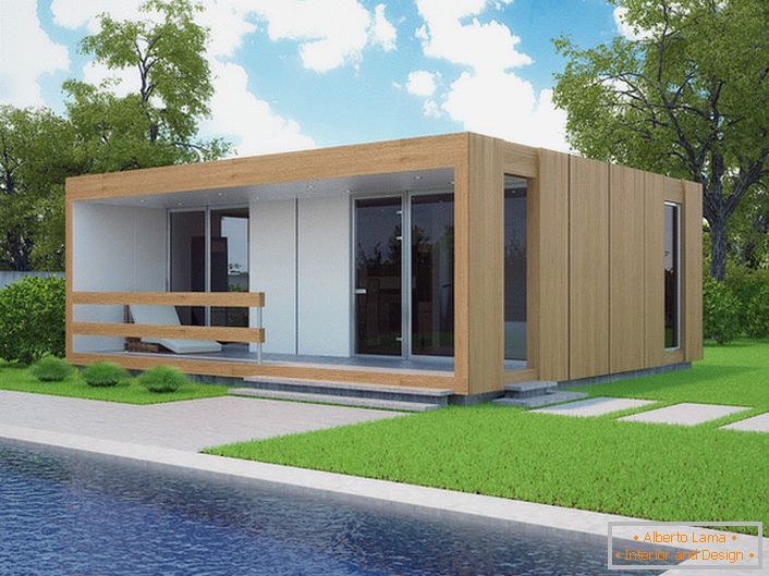 Малка модулна къща с плувен басейн в двора. Стилен дизайн на къща, която се изгражда бързо изглежда органично на фона на къса изрязана морава.