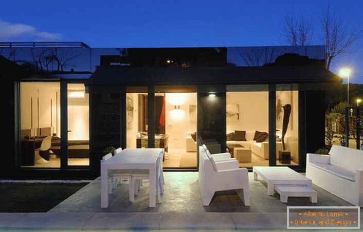 Стилен дизайн на модулната къща изглежда органично с правилно оформен вътрешен двор. 