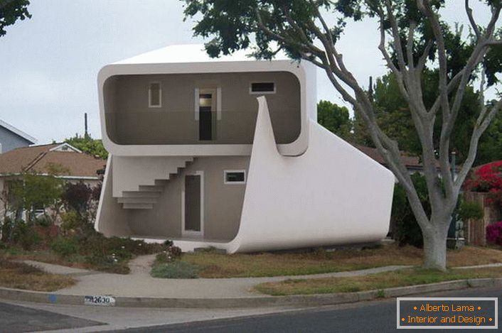 Необичайният дизайн на двуетажната модулна къща привлича вниманието на окото. Дизайнът на къщата е подходящ за целогодишно живеене. 