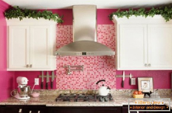 Розови стени и черно-бели мебели в кухнята