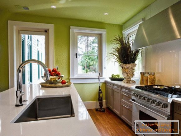 Кухненски дизайн със зелени стени и таван