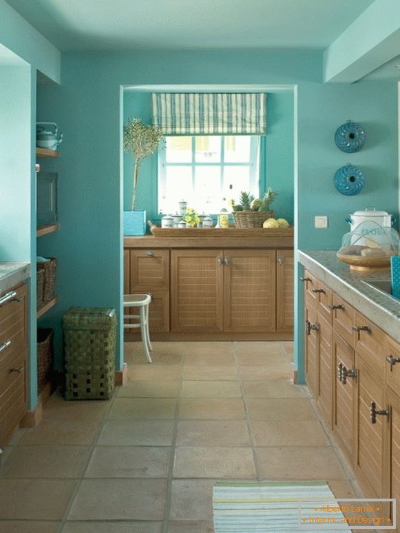 Кухня със сини стени и таван