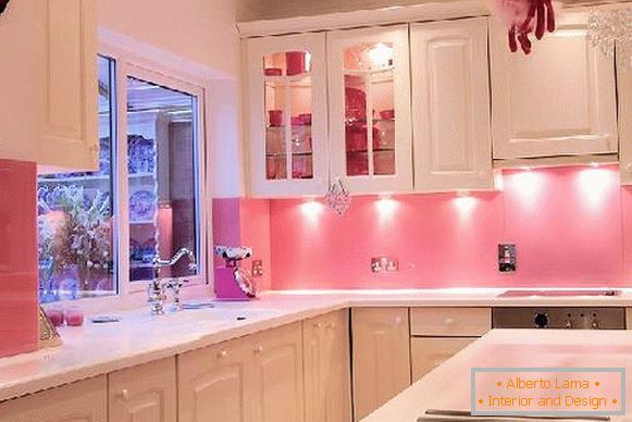Кухня със светло розови стени