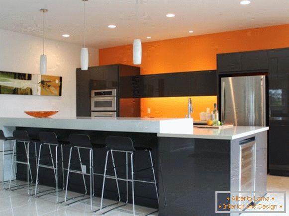 Кухня с оранжева стена