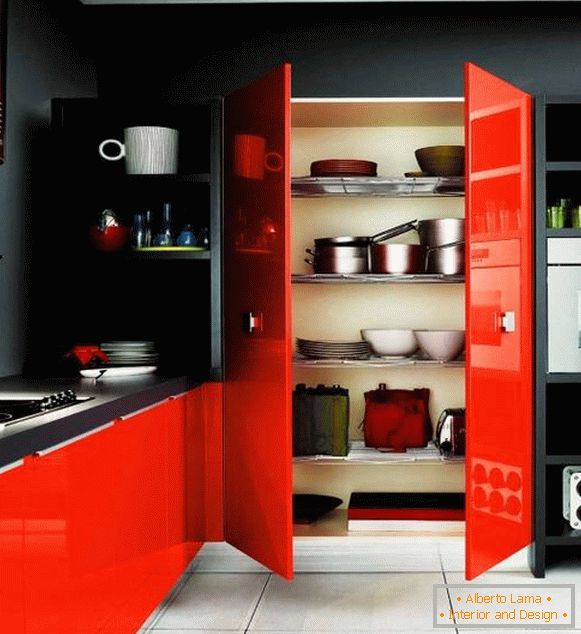 Черни стени и червени мебели в дизайна на кухнята