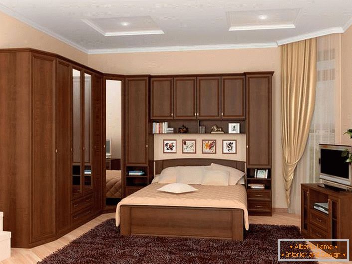 Практическото решение за подреждане на спалнята е модулен апартамент, който работи на леглото. Ефективно спестяване на място.