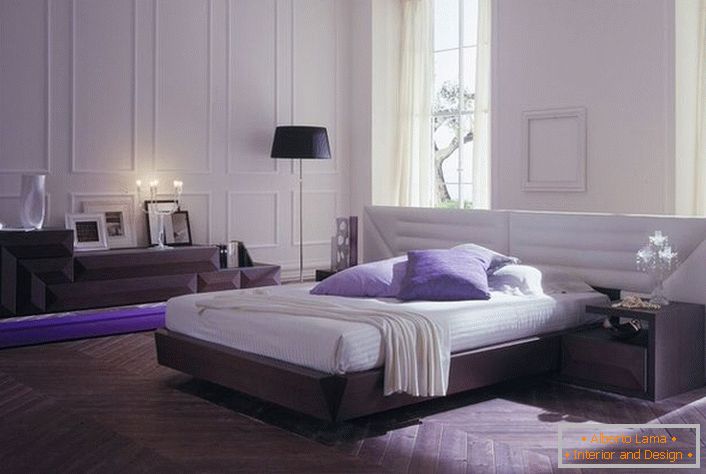 Минималистичната спалня е обзаведена с модулни мебели. Правилно избраната светлина прави стаята романтична и уютна.