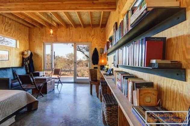 Малка евтина дървена къща в САЩ: книжные полки