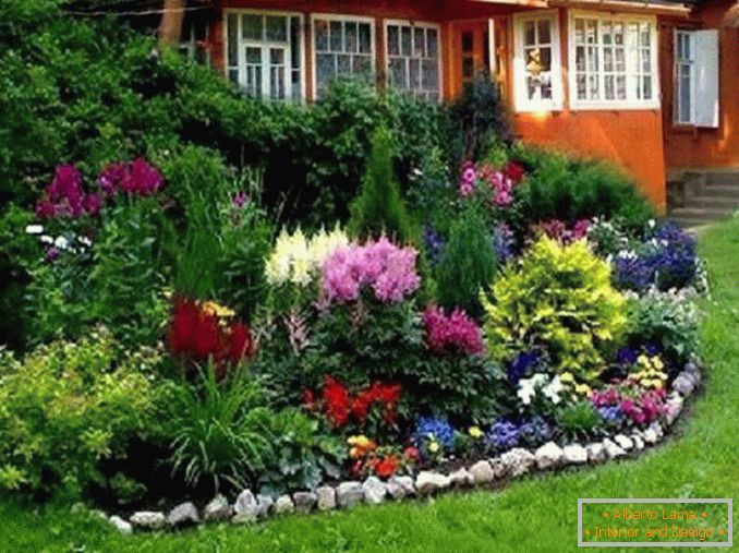 цветни лехи в двора на частна къща снимка 3
