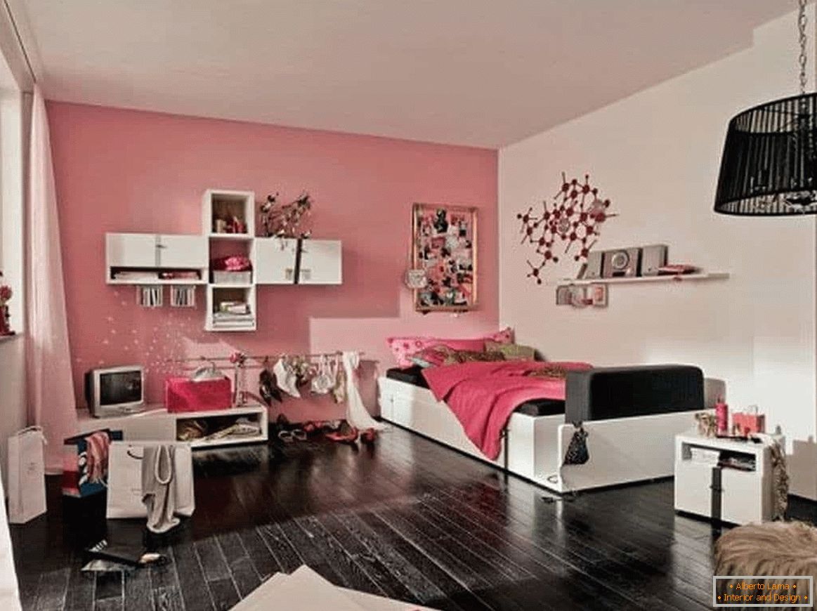 В този дизайн на стаята тийнейджърката има всичко за цял живот: място за неща и работна маса