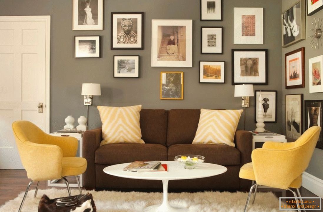 Кафяв диван и жълти кресла