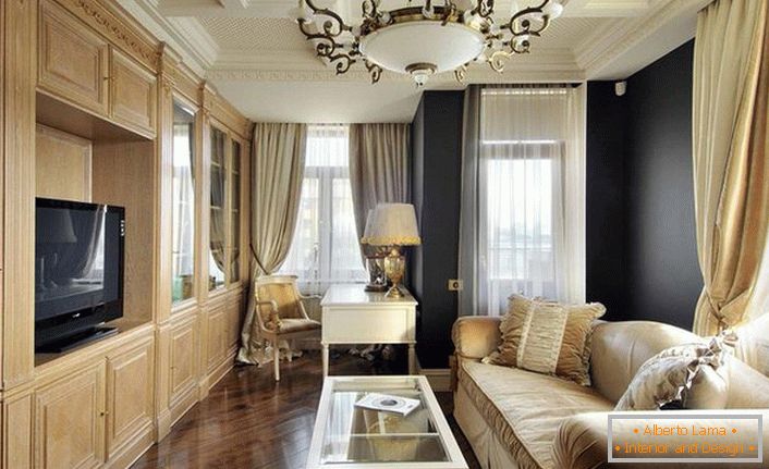 Стая за гости в стил Емпайър. Дизайнерът успя да направи изключителен луксозен хол от просто помещение с малки размери.