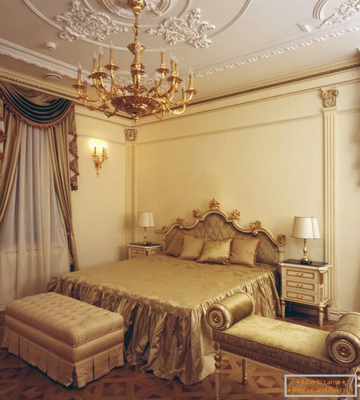 Спалня в стила на империята. Ограниченият интериорен дизайн прави стаята лека, просторна и не претрупана. 