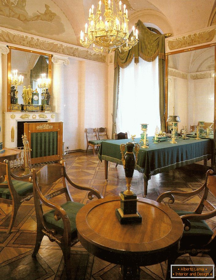 Трапезария в стил Емпайър в голяма вила в южната част на Франция.
