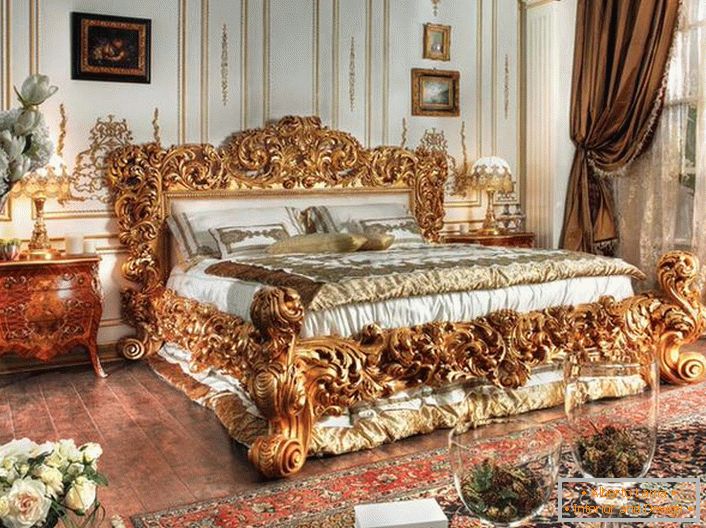 Луксозното легло е направено в най-добрите традиции на имперски стил. Масивни гръбчета от легло от резбован дървен материал от благороден златист цвят се разкриват на фона на други интериорни детайли.