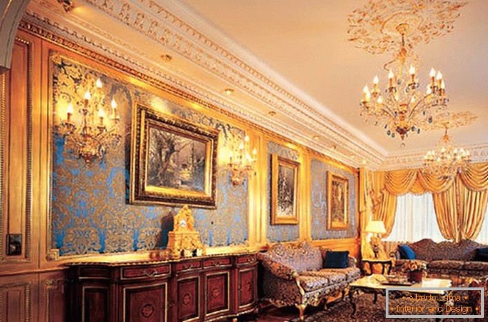 Дневна в къщата на голямо френско семейство. Стилът на империята в стаята за гости показва статута на собствениците на къщата. Royal, скъпите апартаменти са интересни с правилната комбинация от детайли. Стените на стените, лампите, полилеите и златистите ламбрекини хармонично гледат към цялостната картина на интериора. 