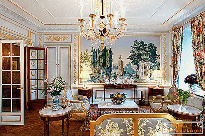 Помпозната стая за гости. Дизайнерът в малки неща се замисли над интериора в стила на усилвателя. Една от стените е украсена с голям, умел панел, изобразяващ пейзажа.