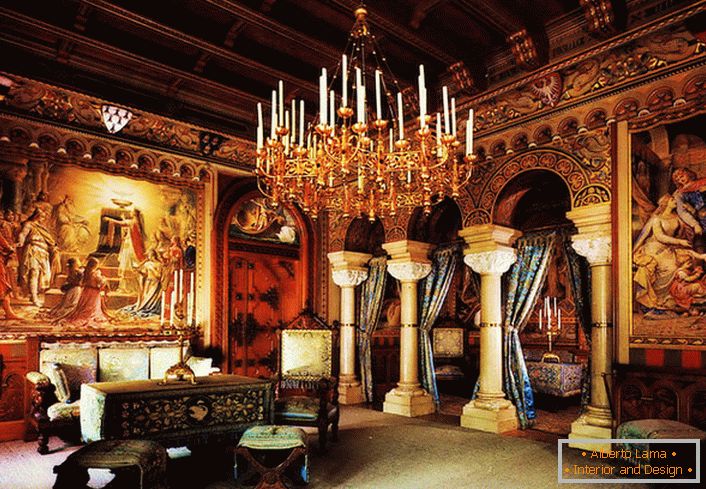 Обемен полилей със свещи се премества от гостите на залата до миналия век. Кралските имения с колони и художествени рисунки дават на помещението още по-голямо изобилие.