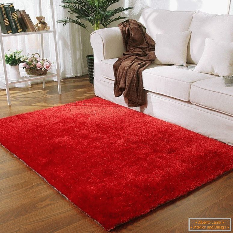Червен килим пред бял диван