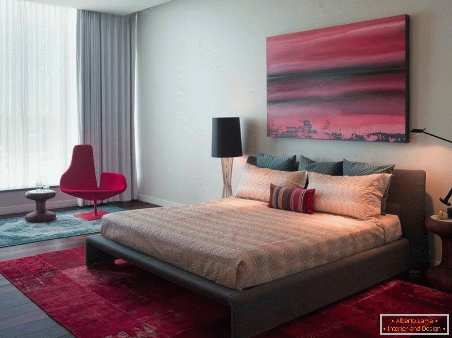 Бордо килим, фотьойл и картина в спалнята