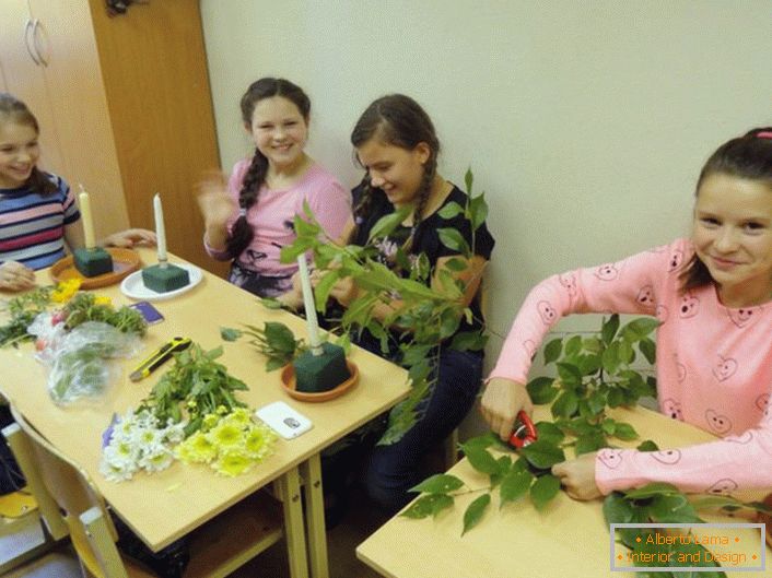 Научаваме как да украсяваме свещници с цветя и листа.