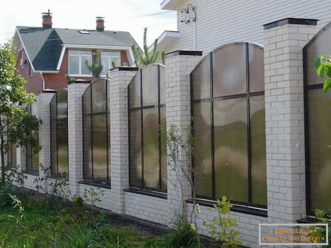 фото ограда за частна къща от поликарбонат