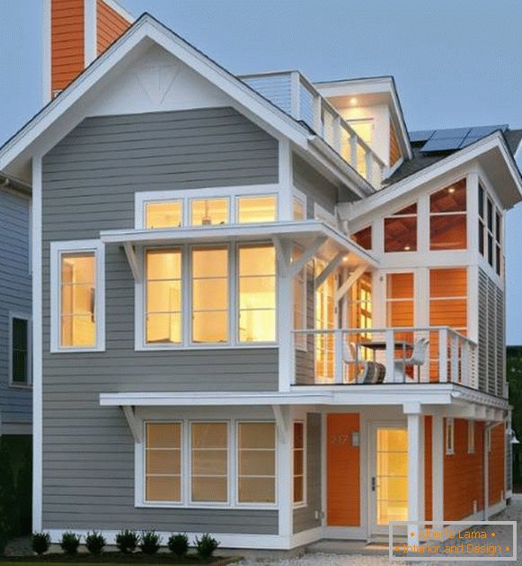 Модерна фасада на частна къща в сив и оранжев цвят