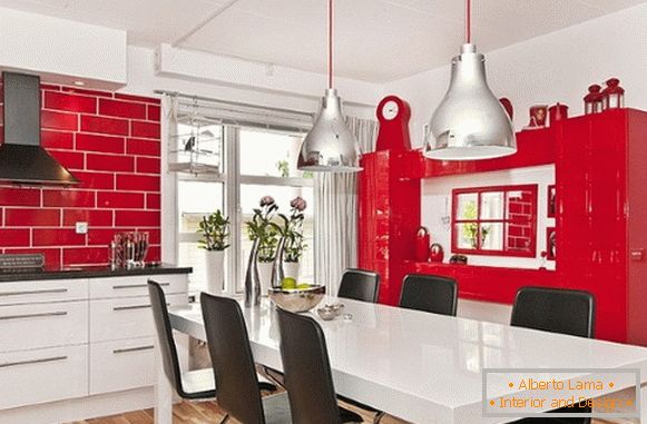 Кухнята е червена с бяла снимка 14