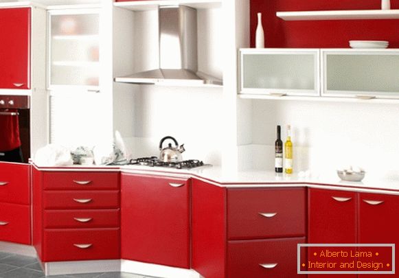 Червена кухня в интериора снимка 15
