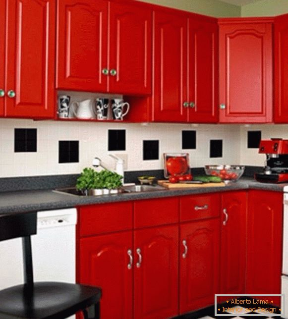 Червена кухня в интериора снимка 16