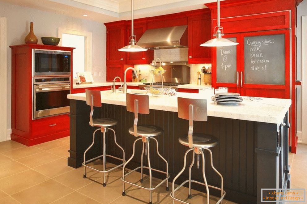 Многоетажен таван в кухнята с червени мебели
