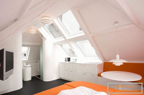 Творчески интериор на апартамента в оранжев цвят