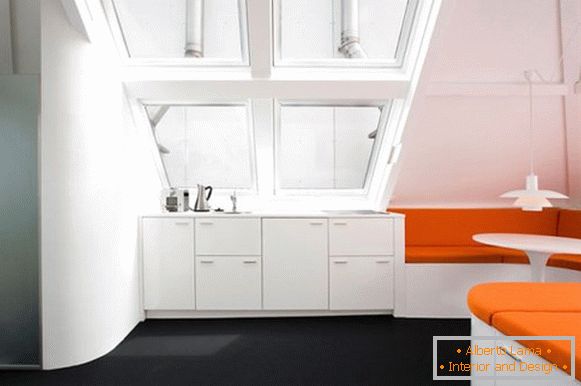 Творчески интериор на апартамента в оранжев цвят