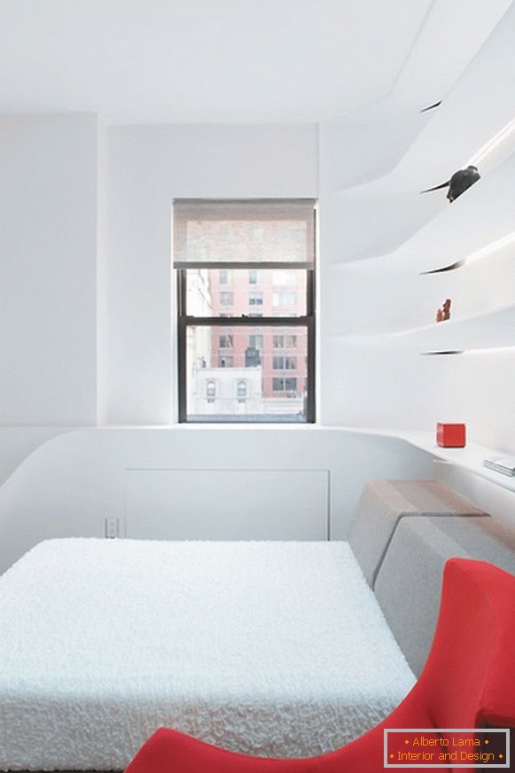 Творчески интериор на апартамента в бял цвят
