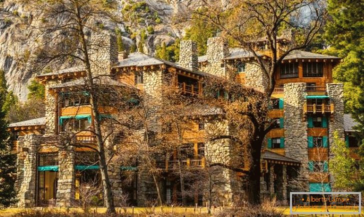 Изглед към хотел Ahwahnee, Yosemite Park, САЩ