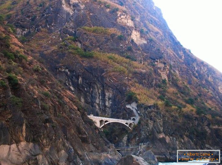 Изглед на прокаращата скала на Тигър (Lijiang)