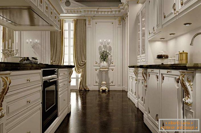 Благородният интериор на кухнята в бели и златисти цветове свидетелства за добрия вкус на собственика на къщата. 